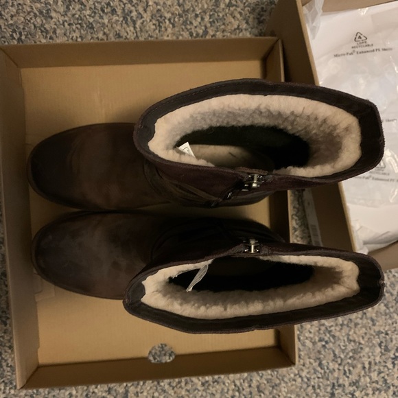 UGG Winter boots with buckle accent - Picture 3 of 7